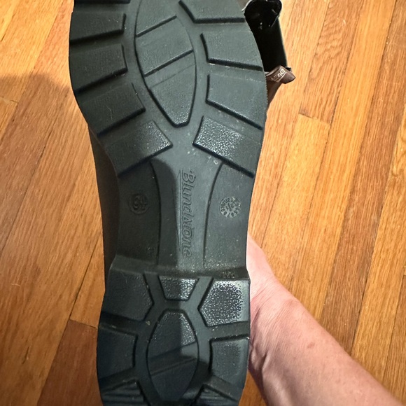 Blundstone Boots with Elastic Panels and Pull Tab (like new condition.) - Picture 3 of 7